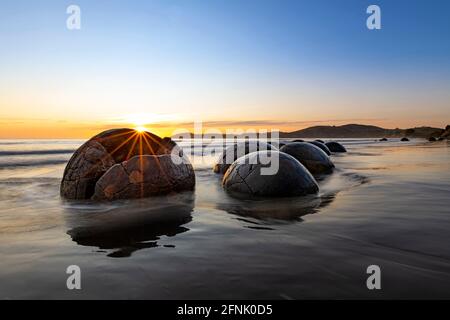 Moeraki-Felsbrocken bei Sonnenaufgang Stockfoto