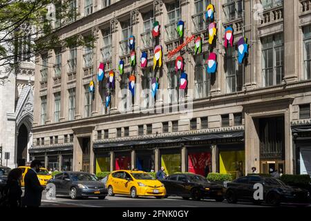 Christian Dior Werbung auf der Saks Fifth Avenue, NYC, USA 2021 Stockfoto