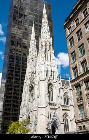 Blick auf die Türme am St. Patricks Kathedrale, NYC, USA Stockfoto