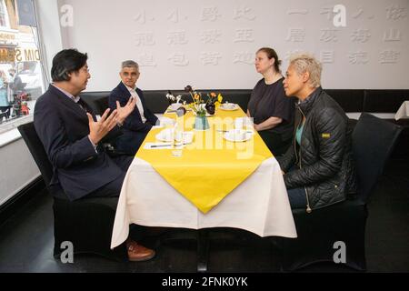 London, Großbritannien. Mai 2021. Der Bürgermeister von London, Sadiq Khan (2. L), sitzt am 17. Mai 2021 in der Dumplings' Legend in Chinatown in London, Großbritannien. Die Sperre wurde am Montag in ganz Großbritannien weiter gelockert, trotz der Besorgnis über die Risiken, die durch Coronavirus-Varianten, vor allem die, die erstmals in Indien entdeckt wurden, entstehen. Ab Montag dürfen Pubs, Bars und Restaurants in England im Innenbereich geöffnet werden, während die Innenunterhaltung wieder aufgenommen wird, darunter Kinos, Museen und Kinderspielplätze. Quelle: Ray Tang/Xinhua/Alamy Live News Stockfoto