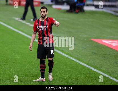 Mailand, Italien. Mai 2021. Hakan Calhanoglu von AC Milan Gesten während der Serie A 2020/21 Fußballspiel zwischen AC Milan gegen Cagliari Calcio im Giuseppe Meazza Stadium.(Endstand; AC Milan 0 - 0 Cagliari Calcio) (Foto von Fabrizio Carabelli/SOPA Images/Sipa USA) Kredit: SIPA USA/Alamy Live News Stockfoto