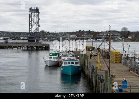 Die New Hampshire Seacoast bietet die besten Meeresfrüchte der Welt! Kaltes Wasser im Atlantischen Ozean hilft dem Geschmack! Dies ist der kommerzielle Pier in Portsmouth. Stockfoto