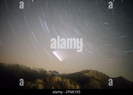 Hale Bopp Komet am Himmel des Susa Valley, Italien Stockfoto