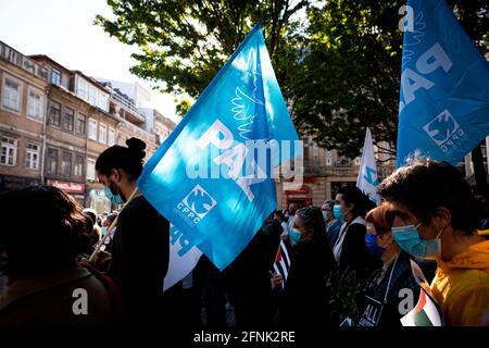 Porto, Portugal. Mai 2021. Während einer Pro Palestine-Demonstration auf dem Palestine Square in Porto hält ein Demonstranten eine Flagge mit dem Wort "Paz" (was Frieden bedeutet).die Demonstranten gehen auf die Straße, um sich auf dem Palestine Square in Porto in der Aktion "Solidarität mit Palästina" zu versammeln. Kredit: SOPA Images Limited/Alamy Live Nachrichten Stockfoto