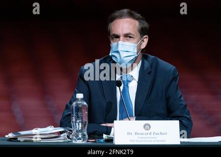 New York, USA. Mai 2021. Dr. Howard Zucker, Kommissar des NYS-Gesundheitsministeriums, trägt eine Maske neben dem New Yorker Gouverneur Andrew Cuomo in der Radio City Music Hall. Gouverneur Cuomo sagte: „Wir werden die neuen Richtlinien und Vorschriften der CDCs zu Masken und sozialer Distanzierung für geimpfte Menschen übernehmen. Nach den Richtlinien des CDC sollten immungeschwächte Menschen und geimpfte Personen weiterhin eine Maske und soziale Distanz tragen, aber wenn Sie geimpft sind, sind Sie sicher. Keine Masken, keine soziale Distanzierung“. Kredit: Enrique Shore/Alamy Live Nachrichten Stockfoto