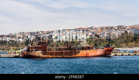 Haydarpasa, Istanbul, Türkei - 15. April 2021: Das Wrack des LPG-Tankers Maestro alias Greta Kosan im Istanbuler Hafen Haydarpasa Stockfoto