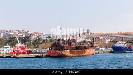 Haydarpasa, Istanbul, Türkei - 15. April 2021: Das Wrack des LPG-Tankers Maestro alias Greta Kosan im Istanbuler Hafen Haydarpasa Stockfoto