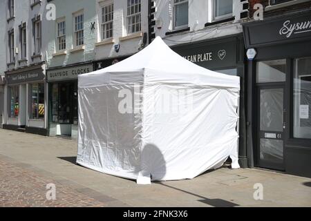 Aktenfoto vom 11/05/21 von einem Polizeizelt vor dem Clean Plate Café in der Southgate Street, Gloucester. Die Ausgrabungsarbeiten sollen im Café in Gloucester beginnen, nachdem die Polizei „mögliche Beweise“ gefunden hatte, wo ein mutmaßliches Teenager-Opfer des Serienmörders Fred West begraben werden könnte. Ausgabedatum: Montag, 17. Mai 2021. Stockfoto