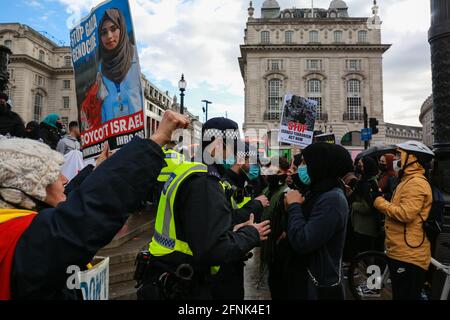 London, Großbritannien. 15 Mai 2021. Unterstützer Palästinas beim Marsch für Palästina im Piccadilly Circus. Quelle: Waldemar Sikora Stockfoto