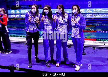 BUDAPEST, UNGARN - MAI 17: Lucy Hope aus Großbritannien, Anna Hopkin aus Großbritannien, Abbie Wood aus Großbritannien, Freya Anderson aus Großbritannien gewinnen Goldmedaille, erster Platz der Frauen 4 x 100 m Freistil-Finale während der len-Europameisterschaft Schwimmen in der Duna Arena am 17. Mai, 2021 in Budapest, Ungarn (Foto: Marcel ter Bals/Orange Picics) Credit: Orange Pics BV/Alamy Live News Stockfoto