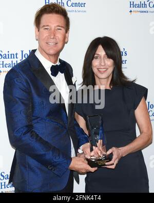 24. Oktober 2015, Beverly Hills, Kalifornien, USA: Dr. Lawrence Piro und Wendy Goldstein nehmen an der Ceritas Gala 2015 zu Ehren von Raylene Meyer und Bruce Meyer, Merle und Peter Mullin und Wendy Goldstein Teil. (Bild: © Billy Bennight/ZUMA Wire) Stockfoto