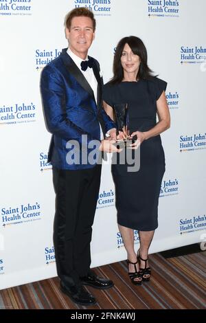 24. Oktober 2015, Beverly Hills, Kalifornien, USA: Dr. Lawrence Piro und Wendy Goldstein nehmen an der Ceritas Gala 2015 zu Ehren von Raylene Meyer und Bruce Meyer, Merle und Peter Mullin und Wendy Goldstein Teil. (Bild: © Billy Bennight/ZUMA Wire) Stockfoto