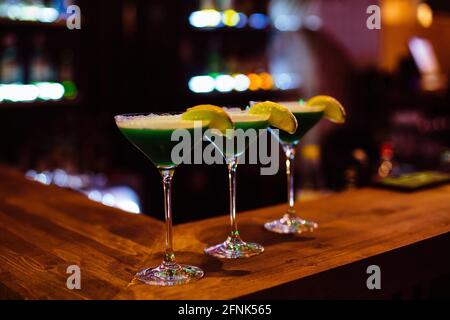 Gläser mit Cocktails an der Theke, selektiver Fokus. Stockfoto