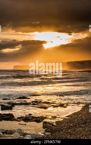 Birling Gap, Eastbourne, East Sussex, Großbritannien. Mai 2021. Stürmischer Sonnenuntergang über den Kreidefelsen der Seven Sisters nach einem erneuten sintflutartigen Hagel-Regen. Kredit: David Burr/Alamy Live Nachrichten Stockfoto