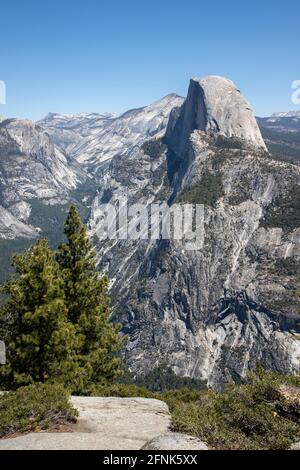 Glacier Point mit Blick auf Half Dome und Yosemite Valley im Yosemite National Park in Kalifornien. Stockfoto