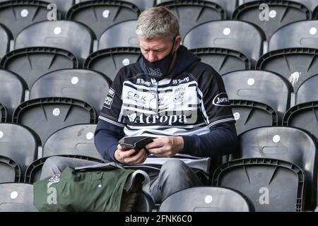 Hull, Großbritannien. Mai 2021. Ein Hull-Fan setzt sich bereit für den Auftakt im KCOM-Stadion in Hull, Großbritannien am 5/17/2021. (Foto von David Greaves/News Images/Sipa USA) Quelle: SIPA USA/Alamy Live News Stockfoto