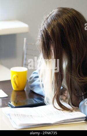 Teen Mädchen, die Prüfung und studieren zu Hause Stockfoto