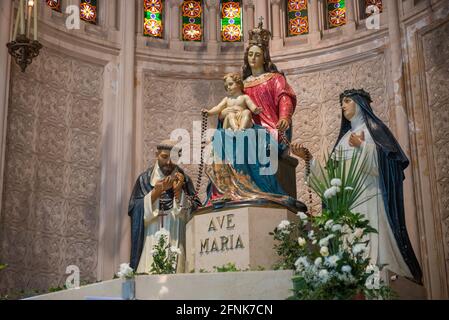 Blick auf die wichtigsten religiösen Elemente des Altars in einer katholischen Kirche. Montevideo, Uruguay Stockfoto