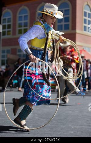 Weibliche indigene Tänzerin, die im Elbow River Camp, einer Ausstellung der First Nations, die Teil der Calgary Stampede ist, Cowboytanz aufführt Stockfoto