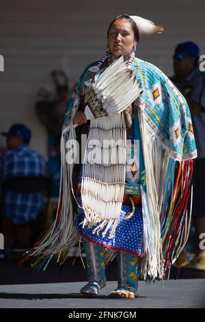 Indigene Tänzerin im Elbow River Camp, einer Ausstellung der First Nations, die Teil der Calgary Stampede ist Stockfoto