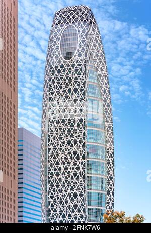 tokio, japan - Mai 10 2021: Nahaufnahme des futuristischen Wolkenkratzers des Tokyo Mode gakuen Cocoon Turms, der vom Architekten Noritaka Tange als Cocoon entworfen wurde Stockfoto