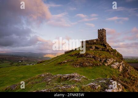 Brent Tor, Dartmoor National Park, Devon, Großbritannien. 17.. Mai 2021. UK Wetter: Warmes, goldenes Abendlicht beleuchtet die ikonische Kirche in Brentor, Dartmoor National Park bei Sonnenuntergang, während der Himmel nach zwei Tagen sintflutartigen Regens klar wird. Quelle: DWR/Alamy Live News Stockfoto