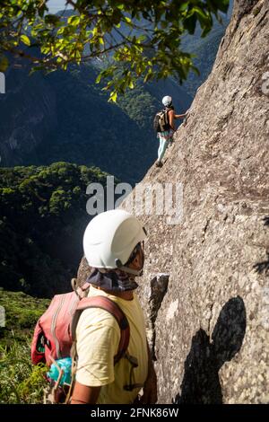 Ein paar Bergsteiger auf dem felsigen Regenwald-Berg in Tijuca Parken Stockfoto
