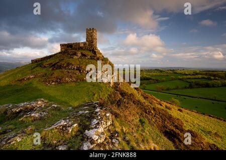 Brent Tor, Dartmoor National Park, Devon, Großbritannien. 17.. Mai 2021. UK Wetter: Warmes, goldenes Abendlicht beleuchtet die ikonische Kirche in Brentor, Dartmoor National Park bei Sonnenuntergang, während der Himmel nach zwei Tagen sintflutartigen Regens klar wird. Quelle: DWR/Alamy Live News Stockfoto