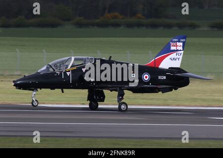 XX281, eine BAE Hawk T1A, die von der 736 Naval Air Squadron der Royal Navy (Fleet Air Arm) betrieben wird und am Flughafen Prestwick, Ayrshire, ankommt, um ihre Teilnahme an der Übung Joint Warrior 21 vorzubereiten. Stockfoto