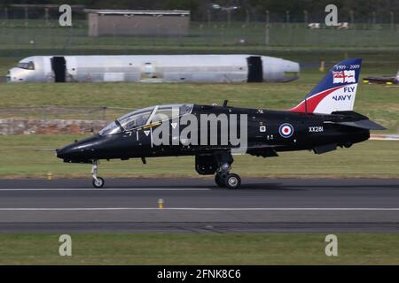 XX281, eine BAE Hawk T1A, die von der 736 Naval Air Squadron der Royal Navy (Fleet Air Arm) betrieben wird und am Flughafen Prestwick, Ayrshire, ankommt, um ihre Teilnahme an der Übung Joint Warrior 21 vorzubereiten. Stockfoto