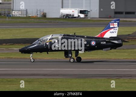 XX281, eine BAE Hawk T1A, die von der 736 Naval Air Squadron der Royal Navy (Fleet Air Arm) betrieben wird und am Flughafen Prestwick, Ayrshire, ankommt, um ihre Teilnahme an der Übung Joint Warrior 21 vorzubereiten. Stockfoto