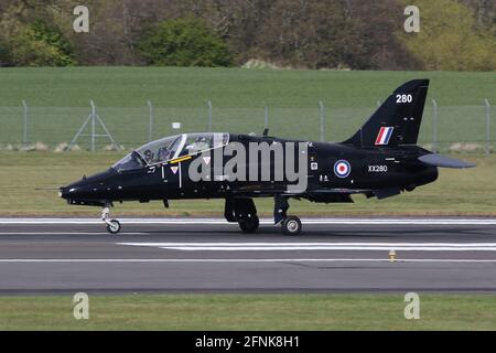 XX280, eine BAE Hawk T1A, die von der 736 Naval Air Squadron der Royal Navy (Fleet Air Arm) betrieben wird und am Flughafen Prestwick, Ayrshire, ankommt, um ihre Teilnahme an der Übung Joint Warrior 21 vorzubereiten. Stockfoto