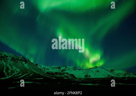 Nordlicht erhellt den Himmel in Südisland Stockfoto