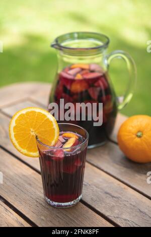 Ein Glas rote Sangria mit einem Krug Stockfoto