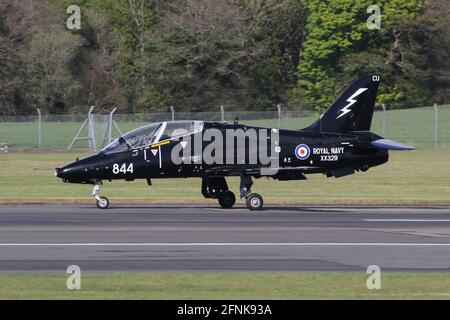 XX329, eine BAE Hawk T1A, die von der 736 Naval Air Squadron der Royal Navy (Fleet Air Arm) betrieben wird und in Vorbereitung auf die Teilnahme an der Übung Joint Warrior 21 am Flughafen Prestwick in Ayrshire ankommt. Stockfoto