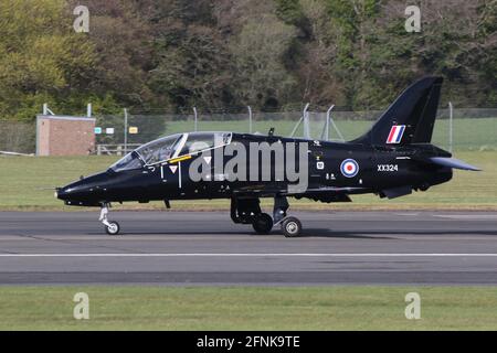 XX324, eine BAE Hawk T1A, die von der 736 Naval Air Squadron der Royal Navy (Fleet Air Arm) betrieben wird und in Vorbereitung auf die Teilnahme an der Übung Joint Warrior 21 am Flughafen Prestwick in Ayrshire ankommt. Stockfoto