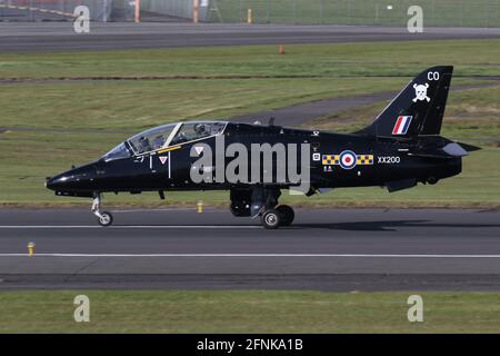 XX200, eine BAE Hawk T1A in den Farben von 100 Squadron, Royal Air Force, bei der Ankunft am Flughafen Prestwick, Ayrshire, in Vorbereitung auf die Teilnahme an der Übung Joint Warrior 21-1. Stockfoto