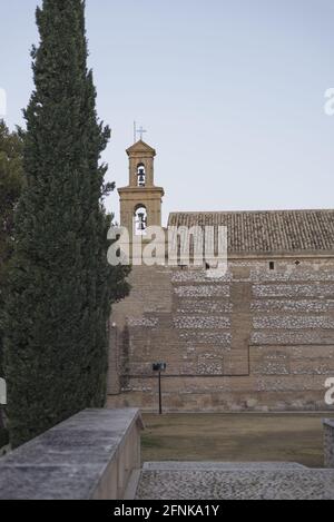 Vertikale Aufnahme einer alten Kirche in EstEPA, Andalusien, Spanien Stockfoto