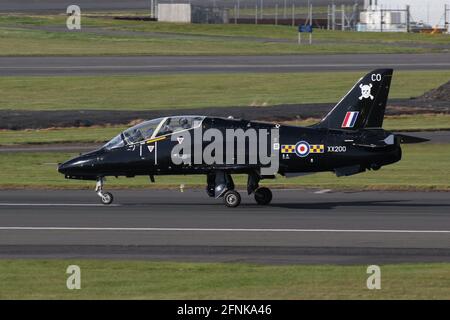 XX200, eine BAE Hawk T1A in den Farben von 100 Squadron, Royal Air Force, bei der Ankunft am Flughafen Prestwick, Ayrshire, in Vorbereitung auf die Teilnahme an der Übung Joint Warrior 21-1. Stockfoto