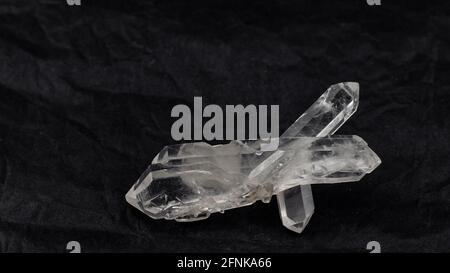 Hyaline Quarzkristalle auf schwarzem Hintergrund> Stockfoto