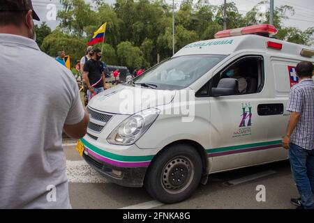 Dosquebradas, Risaralda, Kolumbien. Mai 2021. Ein Krankenwagen durchläuft die Blockade, als nationale Trucker auf dem Verkehrskreis von Dosquebradas – Santa Rosa de Cabal Risaralda, Kolumbien, zuschlagen 17. Mai 2021. Im Rahmen der Anti-Regierung-Proteste in Kolumbien, die in 20 Tagen Demonstration gegen Polizeibrutalität und Gesundheits- und Steuerreformen von Präsident Ivan Duque mindestens 40 Tote geführt haben. Quelle: Sebastian Osorio/LongVisual/ZUMA Wire/Alamy Live News Stockfoto