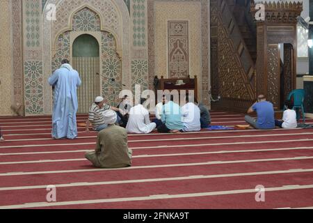 Muslime führen erste Eid Al-Fitr-Gebete in Moscheen in Covid-19 durch Pandemie-Ära im Rahmen der jüngsten Anti-Coronavirus-Sicherheitsmaßnahmen in großen Unternehmen Moscheen Stockfoto