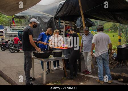 Dosquebradas, Risaralda, Kolumbien. Mai 2021. Trucker, die an der Blockade teilnehmen, bereiten Lebensmittel für andere im Protestas National Trucker Streik in Dosquebradas- Santa Rosa de Cabal Verkehrskreis Risaralda, Kolumbien 17. Mai 2021. Im Rahmen der Anti-Regierung-Proteste in Kolumbien, die in 20 Tagen Demonstration gegen Polizeibrutalität und Gesundheits- und Steuerreformen von Präsident Ivan Duque mindestens 40 Tote geführt haben. Quelle: Sebastian Osorio/LongVisual/ZUMA Wire/Alamy Live News Stockfoto