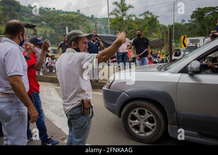 Dosquebradas, Risaralda, Kolumbien. Mai 2021. Trucker und Demonstranten geben Platz für Fahrzeuge auf der Blockade, als nationale Trucker auf Dosquebradas- Santa Rosa de Cabal Verkehrskreis Risaralda, Kolumbien 17. Mai 2021 streiken. Im Rahmen der Anti-Regierung-Proteste in Kolumbien, die in 20 Tagen Demonstration gegen Polizeibrutalität und Gesundheits- und Steuerreformen von Präsident Ivan Duque mindestens 40 Tote geführt haben. Quelle: Sebastian Osorio/LongVisual/ZUMA Wire/Alamy Live News Stockfoto