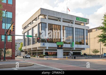 CHATTANOOGA, TN, USA-7 MAY 2021: Regions Bank, im Regions Center auf der Broad Street. Stockfoto