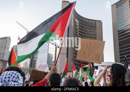 Pro-palästinensische, anti-israelische Demonstranten rufen vor dem Rathaus in Toronto, Ontario, zu einem „Freien Palästina“ auf. Stockfoto