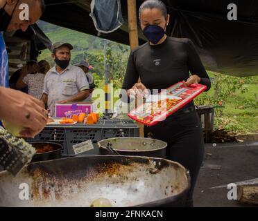 Dosquebradas, Risaralda, Kolumbien. Mai 2021. Trucker, die an der Blockade teilnehmen, bereiten Lebensmittel für andere im Protestas National Trucker Streik in Dosquebradas- Santa Rosa de Cabal Verkehrskreis Risaralda, Kolumbien 17. Mai 2021. Im Rahmen der Anti-Regierung-Proteste in Kolumbien, die in 20 Tagen Demonstration gegen Polizeibrutalität und Gesundheits- und Steuerreformen von Präsident Ivan Duque mindestens 40 Tote geführt haben. Quelle: Sebastian Osorio/LongVisual/ZUMA Wire/Alamy Live News Stockfoto