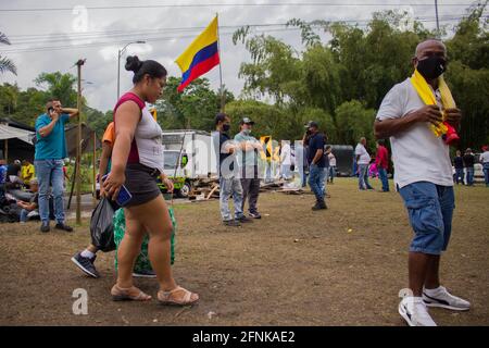 Dosquebradas, Risaralda, Kolumbien. Mai 2021. Trucker und Demonstranten campen mit ihren Lastwagen am Straßenrand, während nationale Trucker auf dem Verkehrskreis von Dosquebradas – Santa Rosa de Cabal Risaralda, Kolumbien, zuschlagen 17. Mai 2021. Im Rahmen der Anti-Regierung-Proteste in Kolumbien, die in 20 Tagen Demonstration gegen Polizeibrutalität und Gesundheits- und Steuerreformen von Präsident Ivan Duque mindestens 40 Tote geführt haben. Quelle: Sebastian Osorio/LongVisual/ZUMA Wire/Alamy Live News Stockfoto