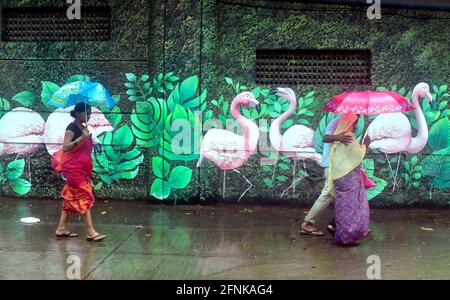 MUMBAI, INDIEN - MAI 17: Pendler bewältigen den starken Regen nach dem Zyklon Tauktae am 17. Mai 2021 in Parel in Mumbai, Indien. Der Zyklonsturm Tauktae bildete sich über dem Arabischen Meer, der sich bis Montagmorgen zu einem sehr schweren Zyklonsturm verstärkte, der in Mumbai böige Winde und heftige Regenfälle verursachte. Starke Winde mit einer Geschwindigkeit von bis zu 90-100 km/h wurden in Mumbai und Nord-Konkan aufgezeichnet. Mehrere Vorfälle entwurzelter Bäume und eingestürzter Gebäude wurden aus der Stadt gemeldet. Als Vorsichtsmaßnahme wurden Tausende von Menschen aus der Küstenregion evakuiert. Raigad Bezirk ist auf RE Stockfoto