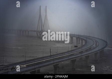 MUMBAI, INDIEN - MAI 17: Ansicht des geschlossenen Bandra-Worli Sealink aufgrund des Zyklons Tauktae in Bandra am 17. Mai 2021 in Mumbai, Indien. Der Zyklonsturm Tauktae bildete sich über dem Arabischen Meer, der sich bis Montagmorgen zu einem sehr schweren Zyklonsturm verstärkte, der in Mumbai böige Winde und heftige Regenfälle verursachte. Starke Winde mit einer Geschwindigkeit von bis zu 90-100 km/h wurden in Mumbai und Nord-Konkan aufgezeichnet. Mehrere Vorfälle entwurzelter Bäume und eingestürzter Gebäude wurden aus der Stadt gemeldet. Als Vorsichtsmaßnahme wurden Tausende von Menschen aus der Küstenregion evakuiert. Raigad Bezirk ist auf Red aler Stockfoto